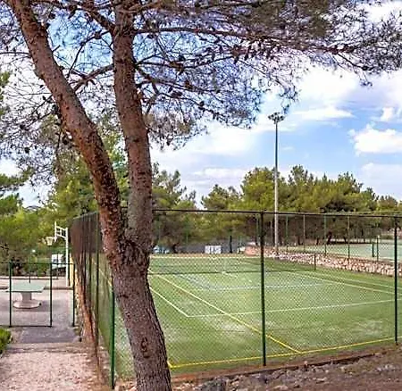 Hotel Victoria Mobilehome Camping Jezera Lovisca 3*